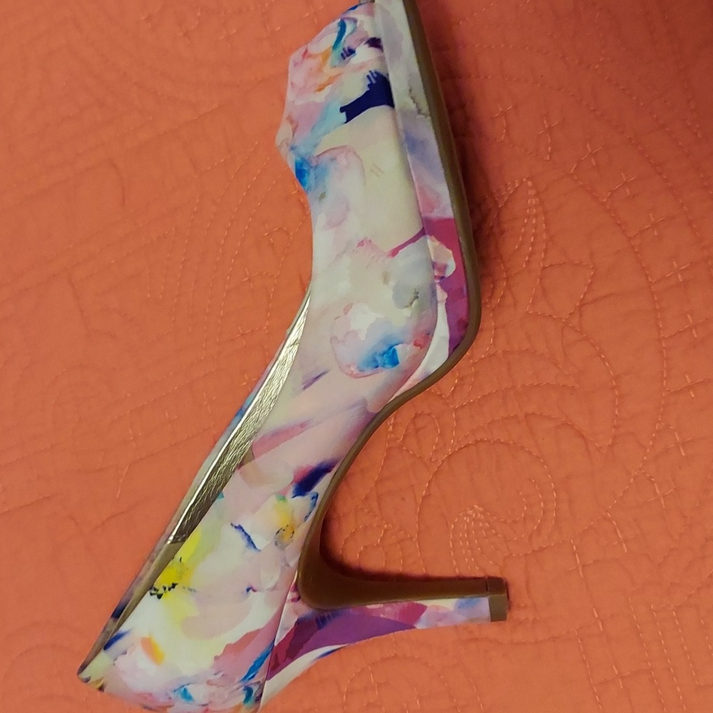 Shoes - Picture 3 of 4